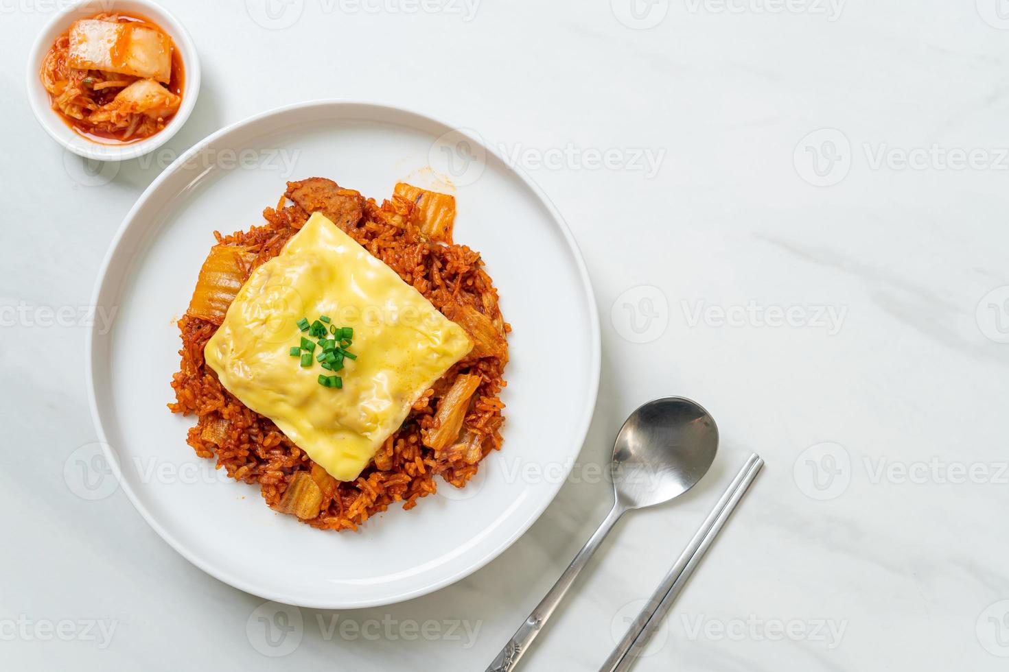 kimchi stekt ris med fläsk och toppad ost foto