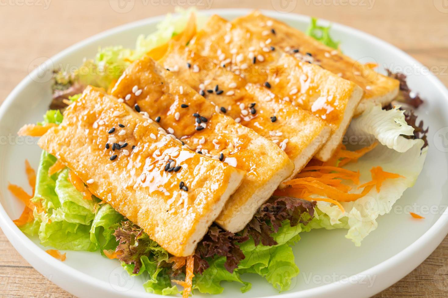 teriyaki tofu sallad med sesam foto