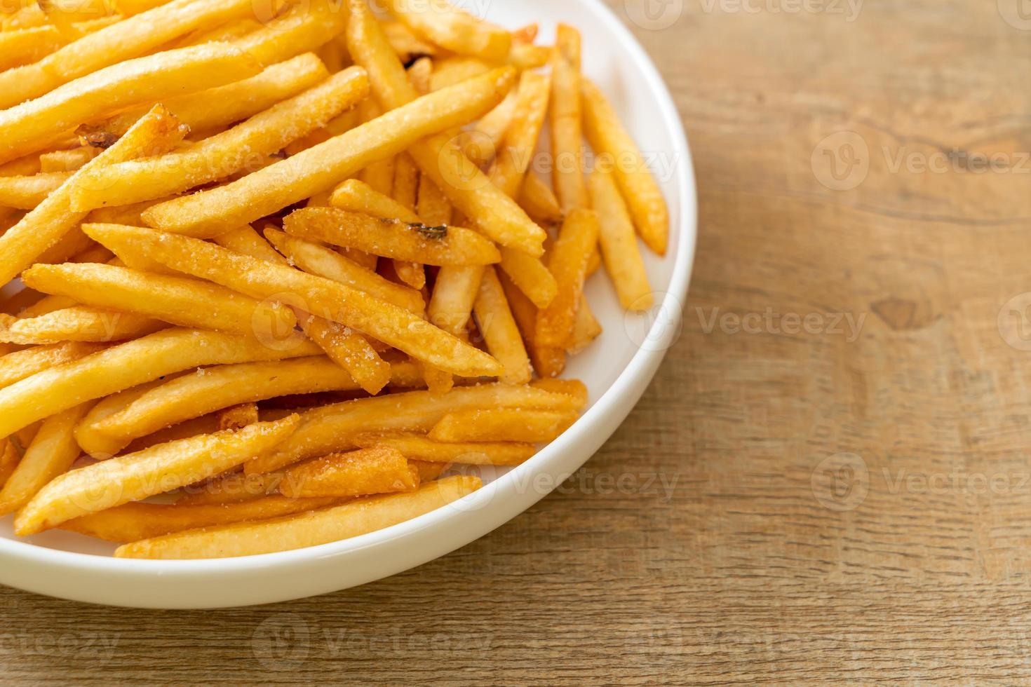 pommes frites med gräddfil och ketchup foto