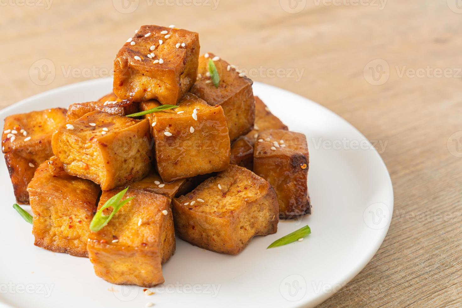 stekt tofu med vit sesam och teriyakisås foto