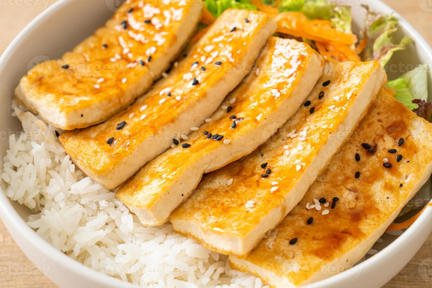 teriyaki tofu risskål - vegansk matstil foto