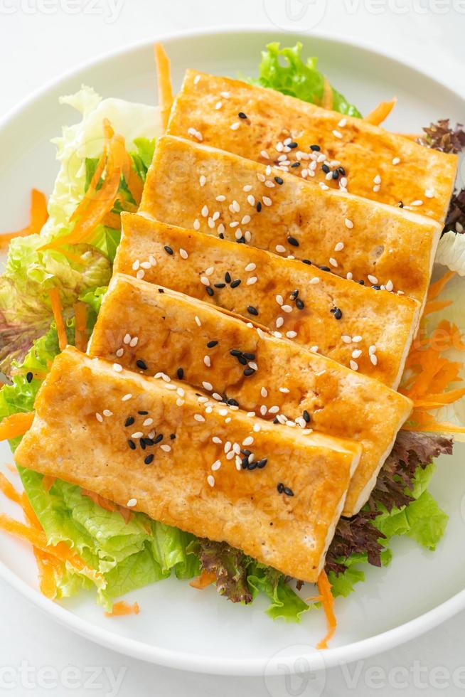 teriyaki tofu sallad med sesam foto