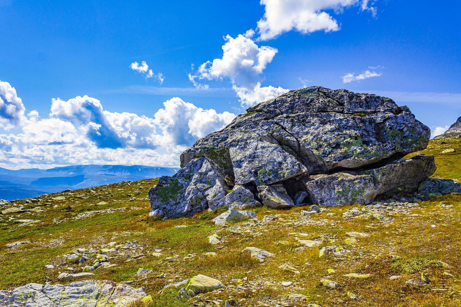 stor sten i fantastiskt norskt landskap bergstopp vang norge foto