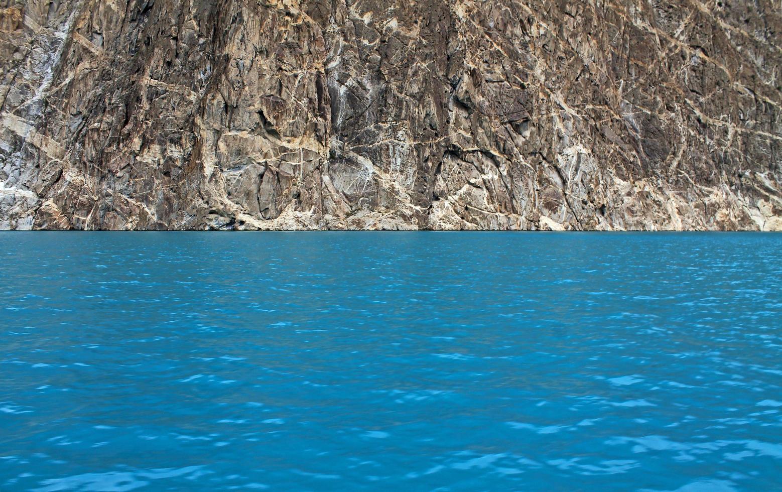 ataabad sjö vackert blått vatten hunza gilgit sust foto