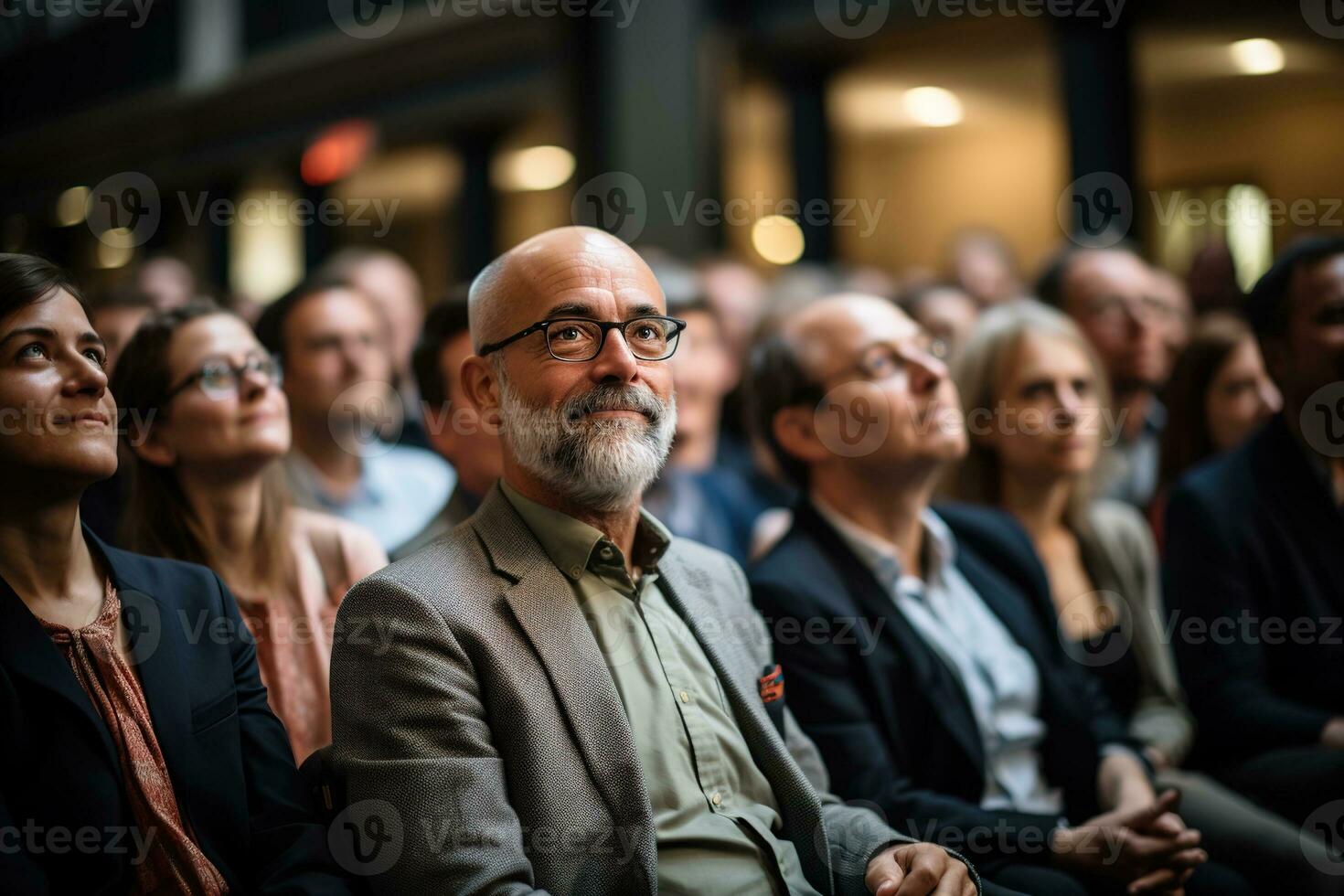 ai genererad allvarlig grå håriga äldre man i glasögon i en grupp av olika människor Sammanträde i en föreläsning hall foto