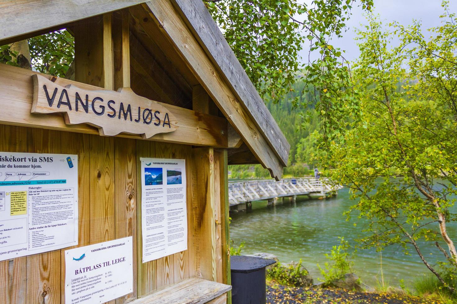 lake vangsmjose i vang norge. information typskylt av trä foto