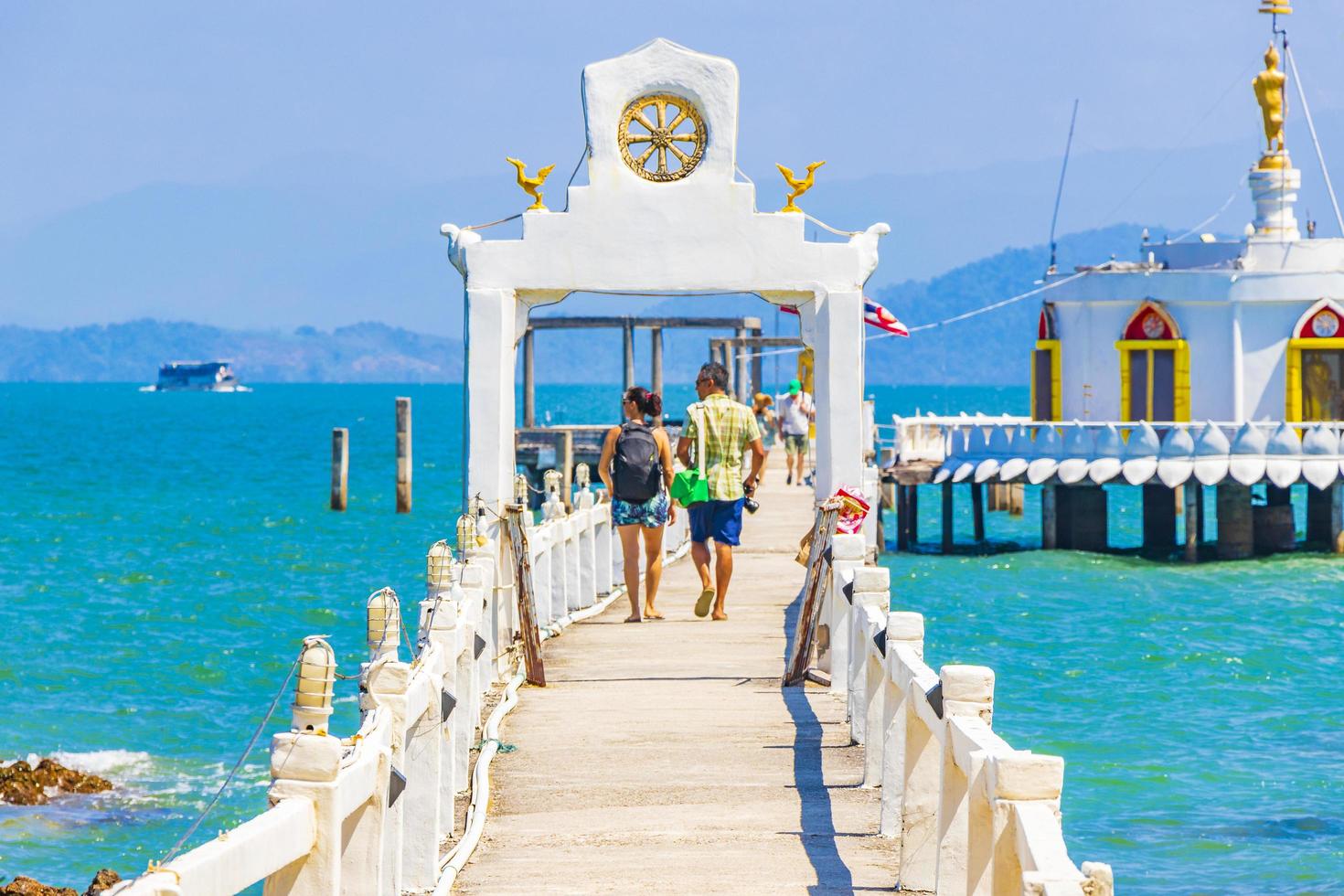 thai tempel i vattnet och paradiset Koh Phayam Thailand foto