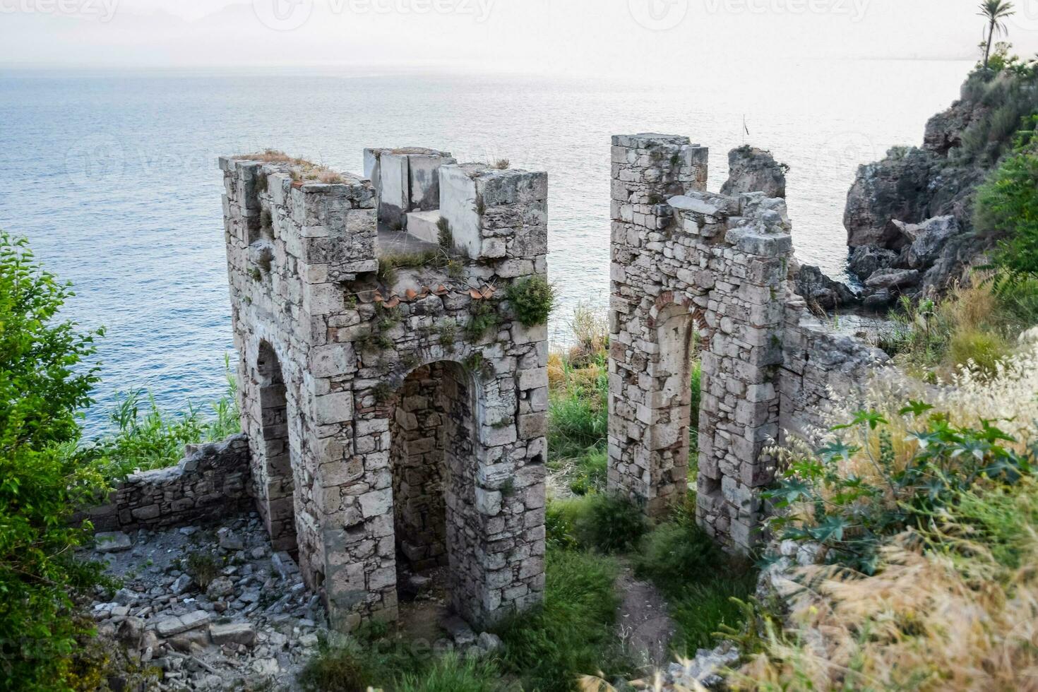 ruiner av gammal byggnader på kust av antalya. gammal byggnader förbi de hav. foto