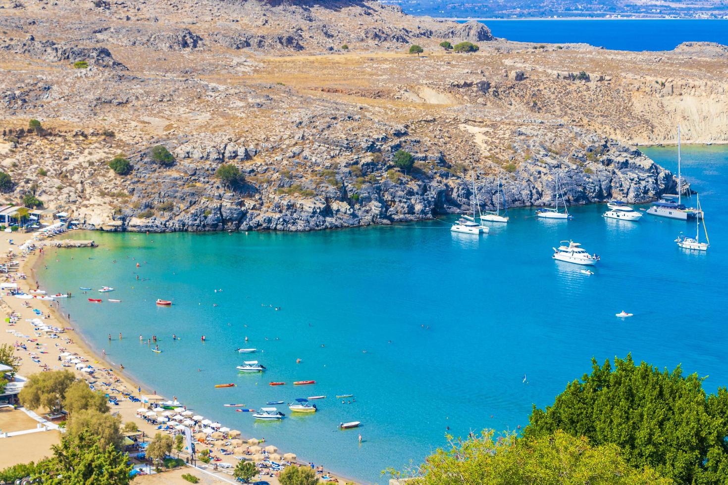 Lindos Beach Bay Panorama med turkos klart vatten Rhodos Grekland foto