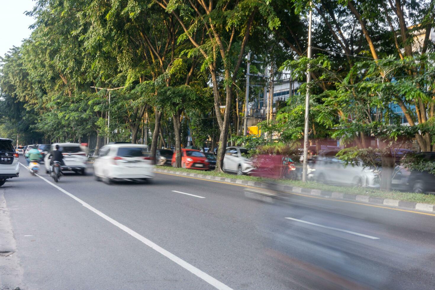 stad trafik rörelse fläck. suddig trafik i medan stad norr sumatera foto