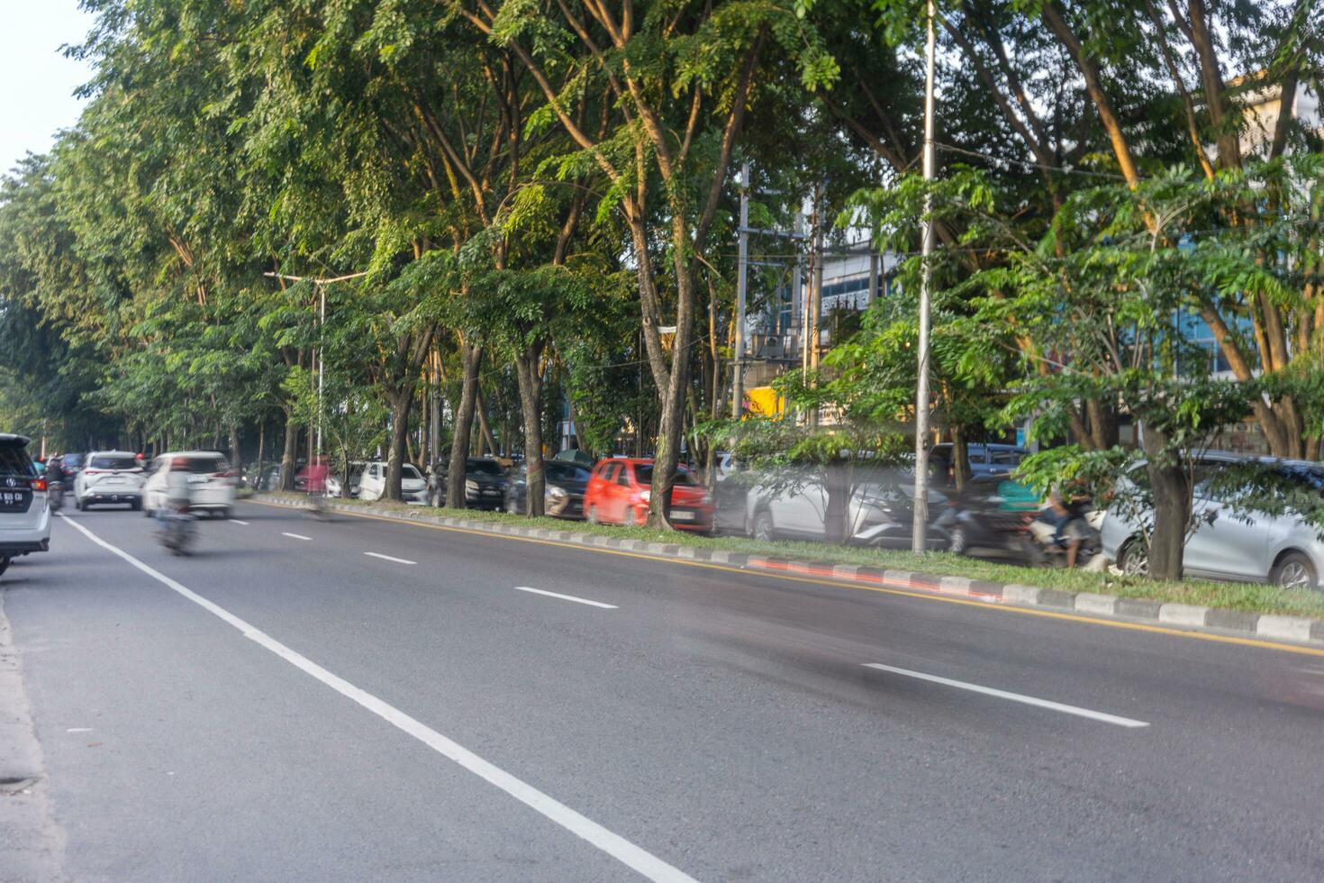 stad trafik rörelse fläck. suddig trafik i medan stad norr sumatera foto