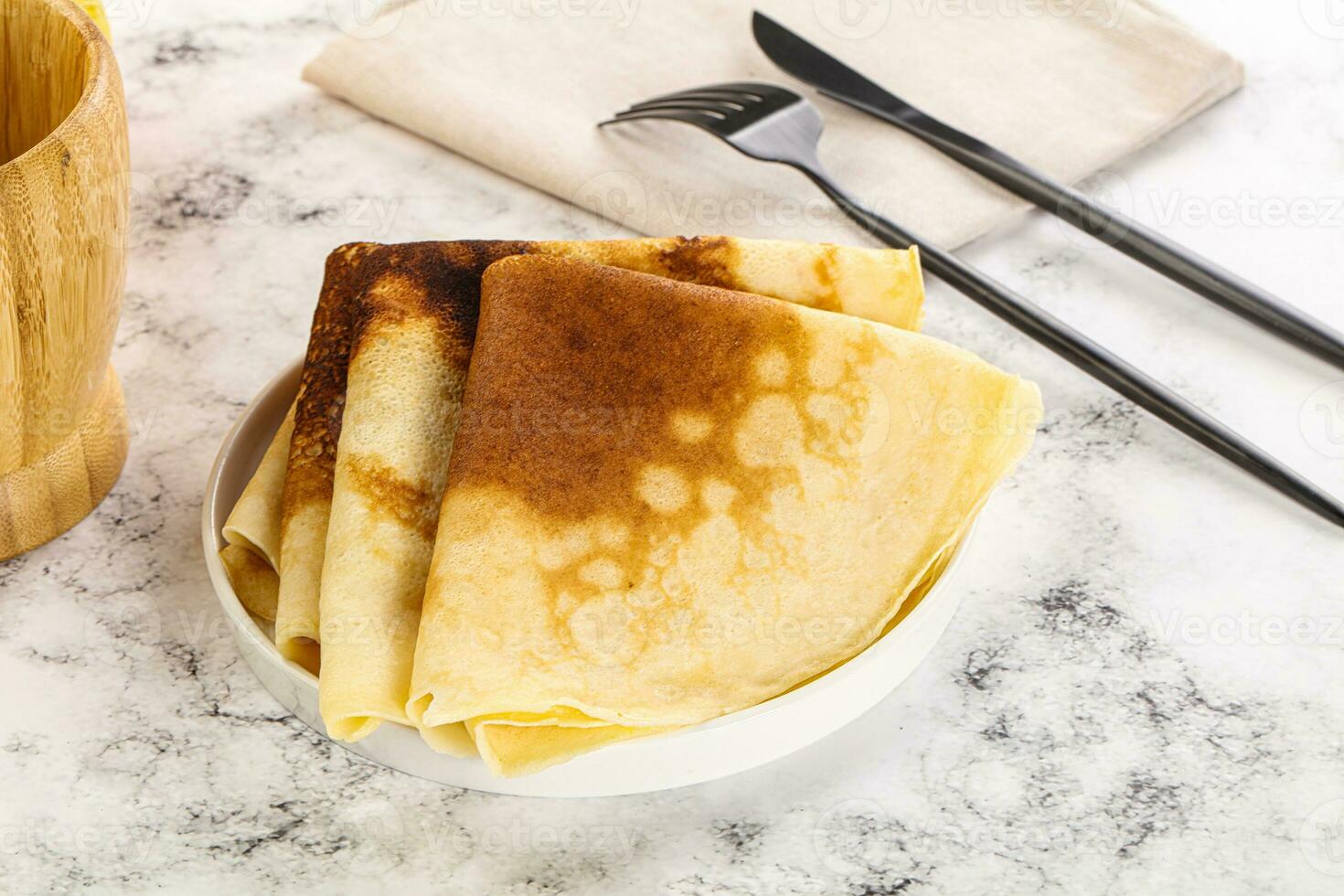 hemlagad pannkakor högen för frukost foto