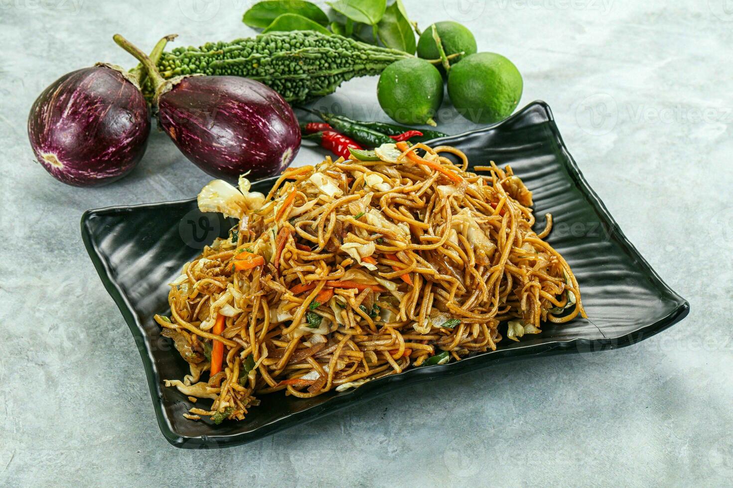 Vispa friterad spaghetti med grönsaker foto