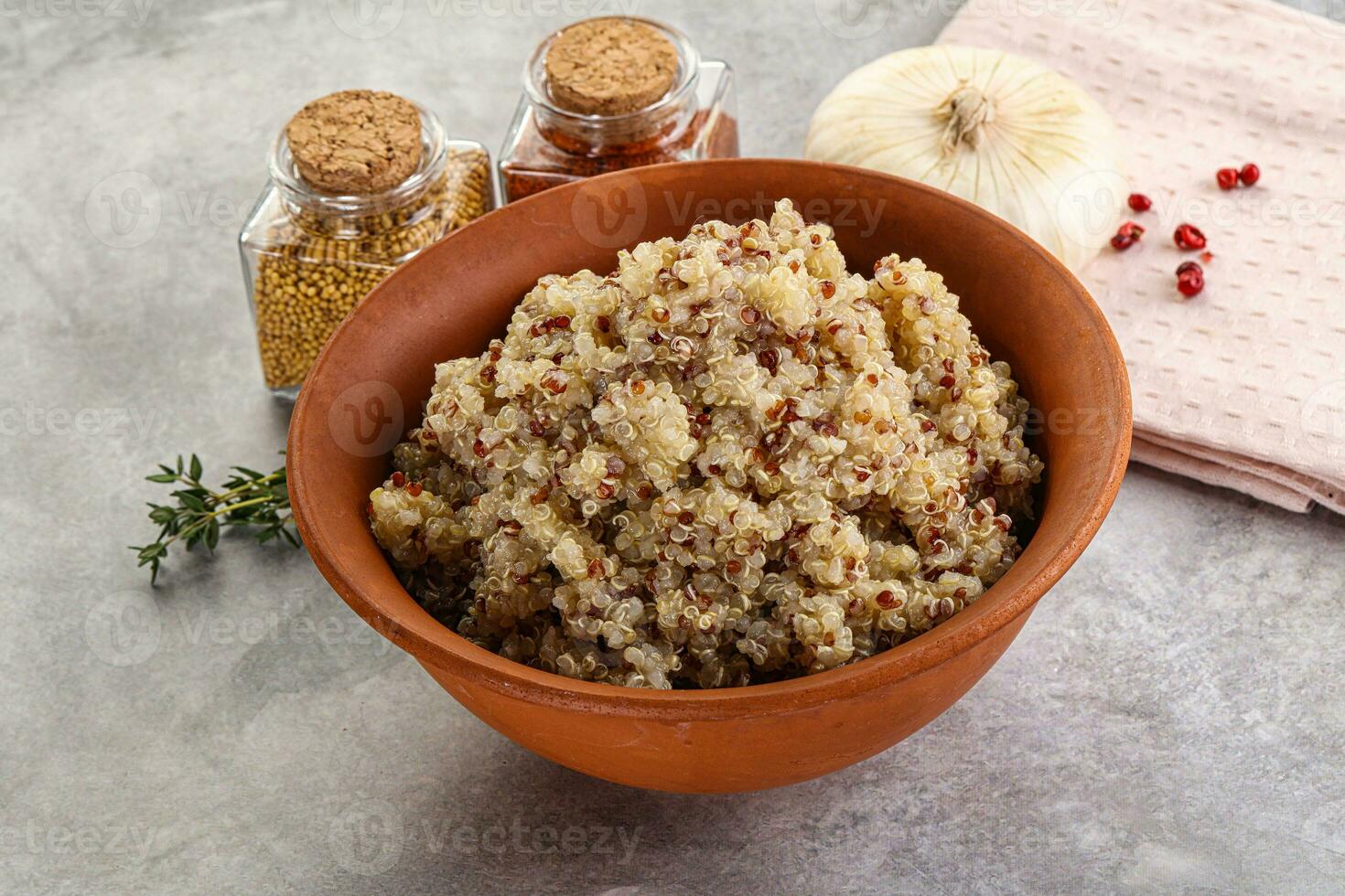 vegan kök - kokt quinoa flingor foto