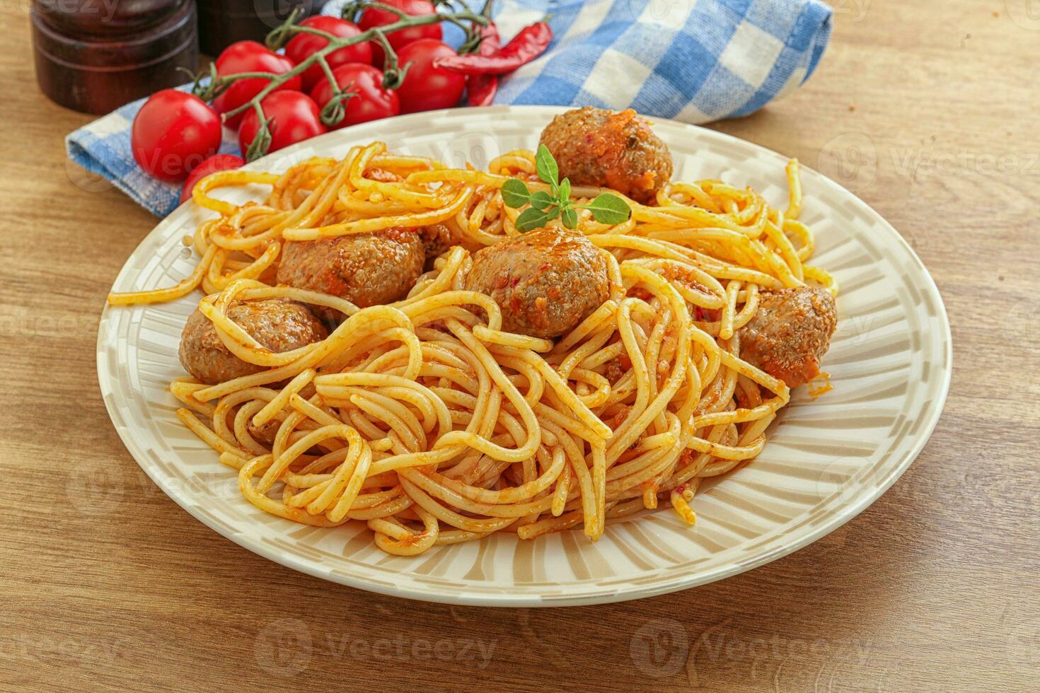 spagetti med köttbulle i tomatsås foto