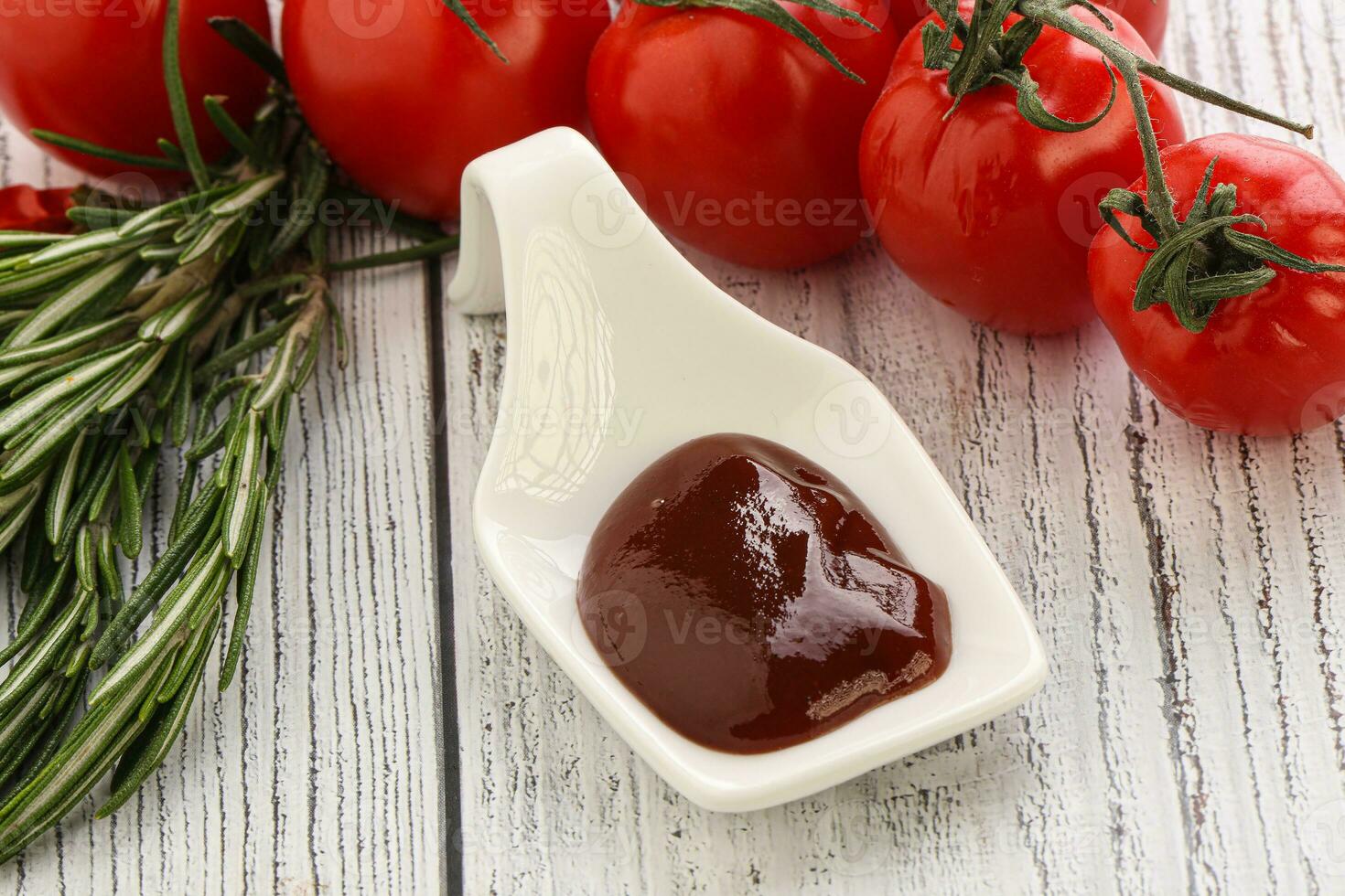 tomat barbecuesås på skålen foto