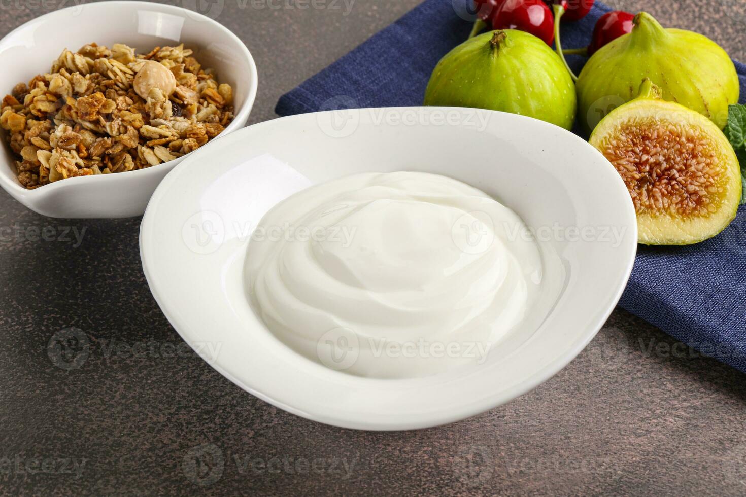 traditionell hemlagad grekisk yoghurt med granola foto