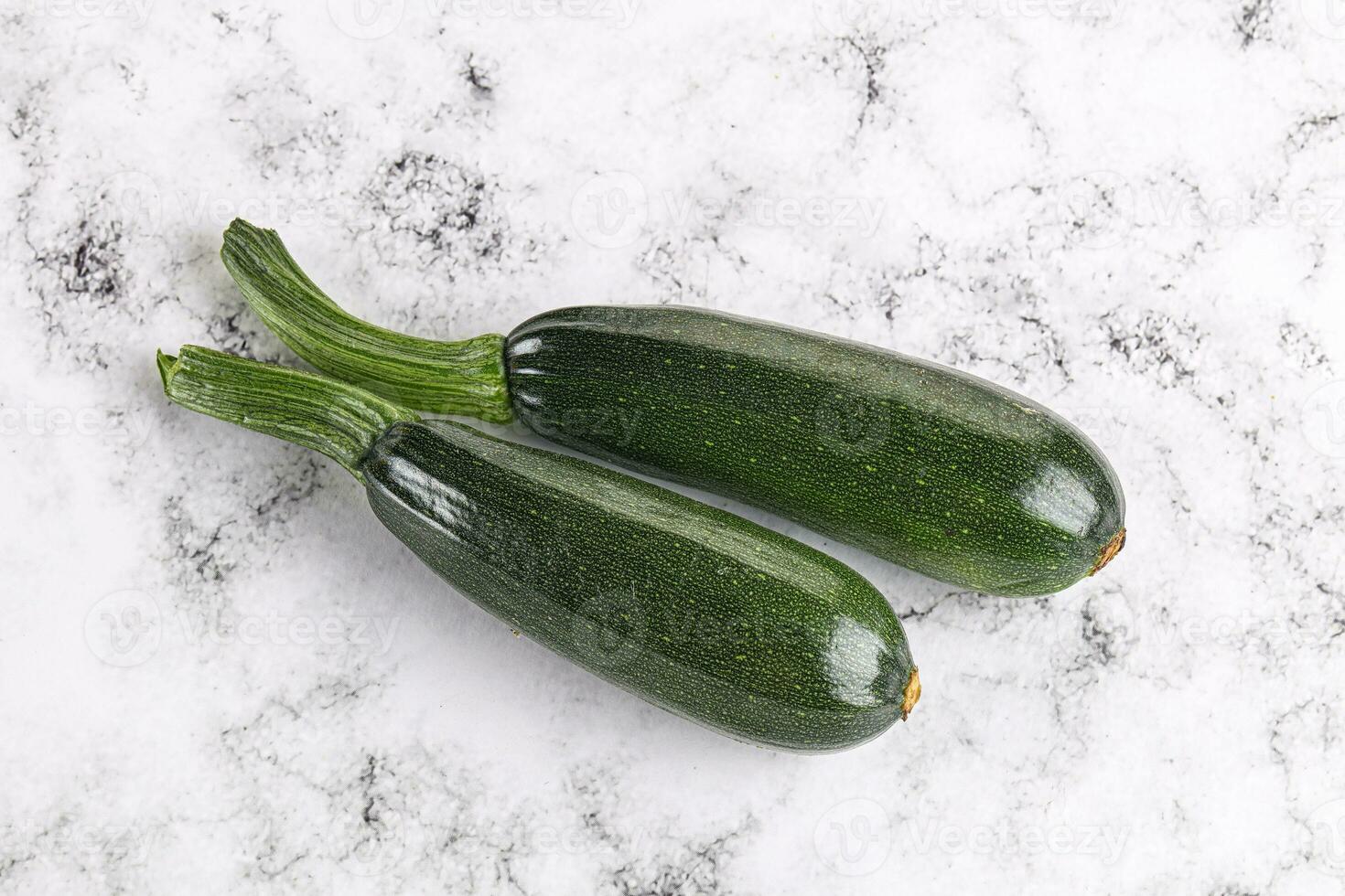 skivad rå ung grön zucchini foto