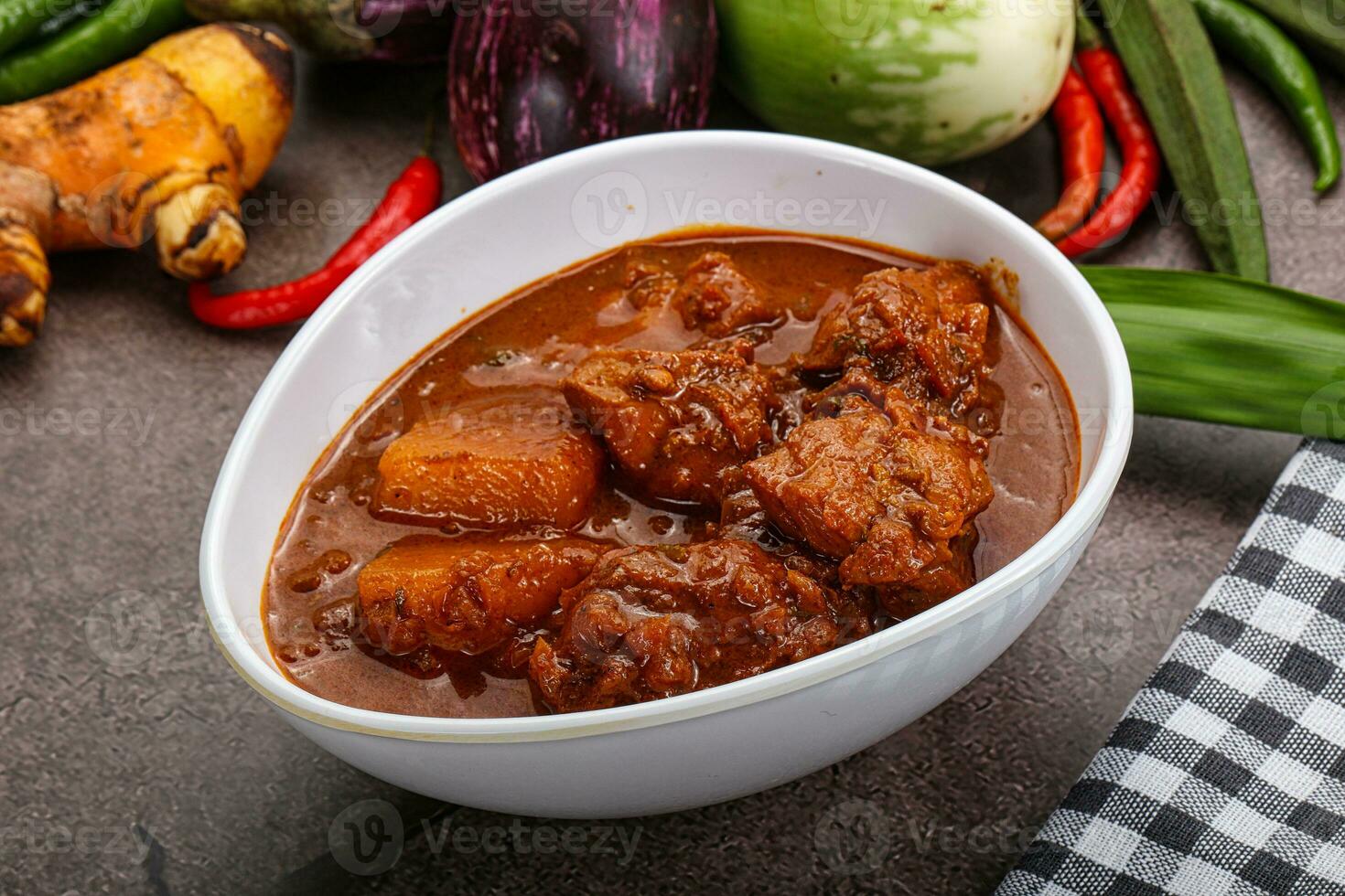 indisk kök - kryddad kyckling vindaloo foto