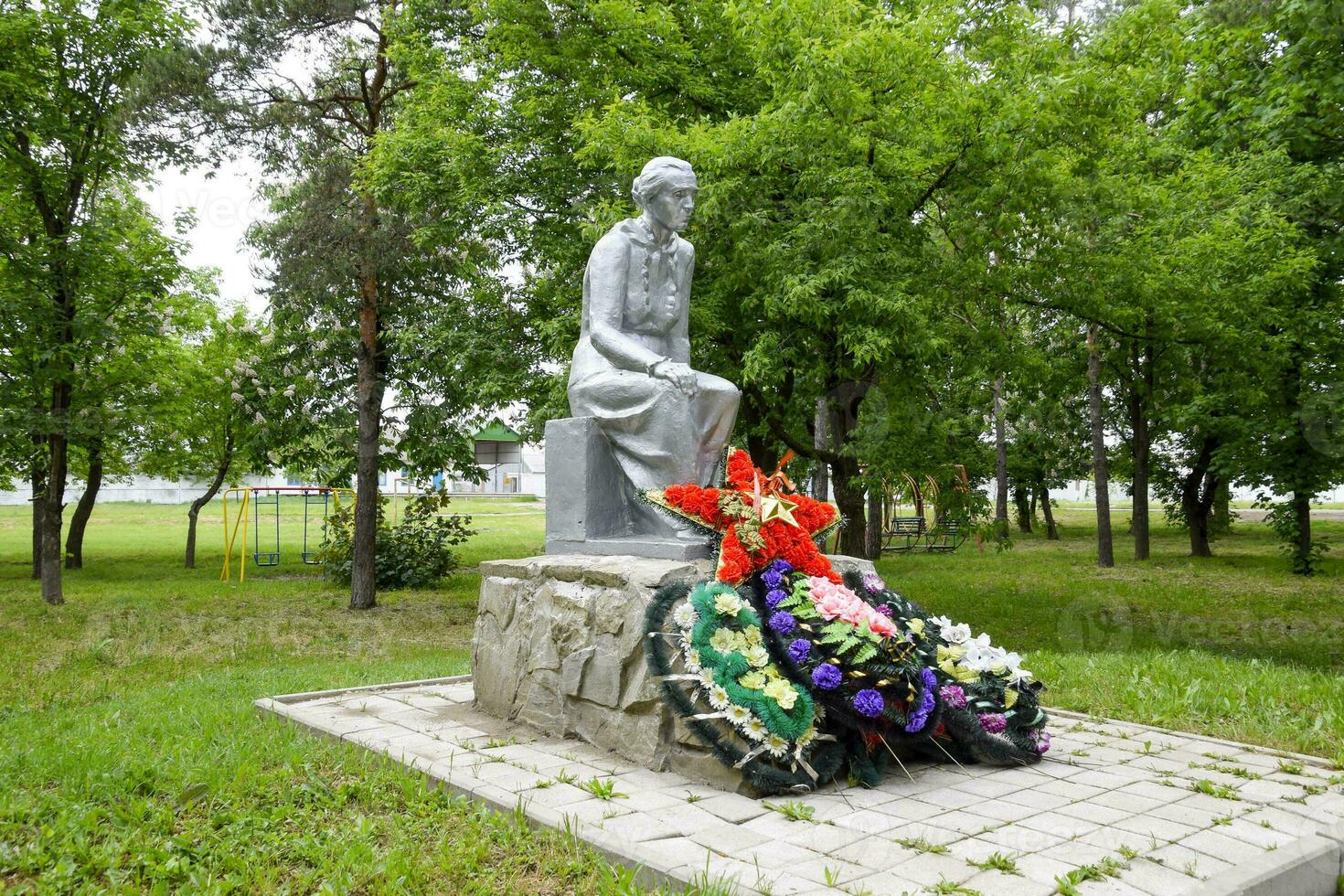 monument till de mor av en soldat väntar för henne son från de krig. skulptur av ett okänd författare i de parkera av de by av pervomaisky, krasnodar krai, Ryssland. foto