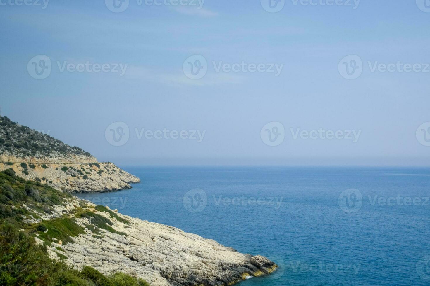 kust av de medelhavs hav. de Strand är sammansatt av kalksten och marmor. foto