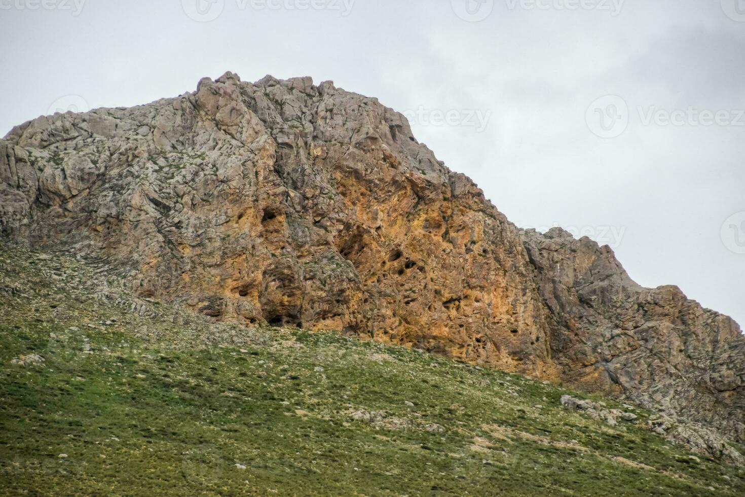 grottor i de kalksten berg. tomhet i sten berg. foto