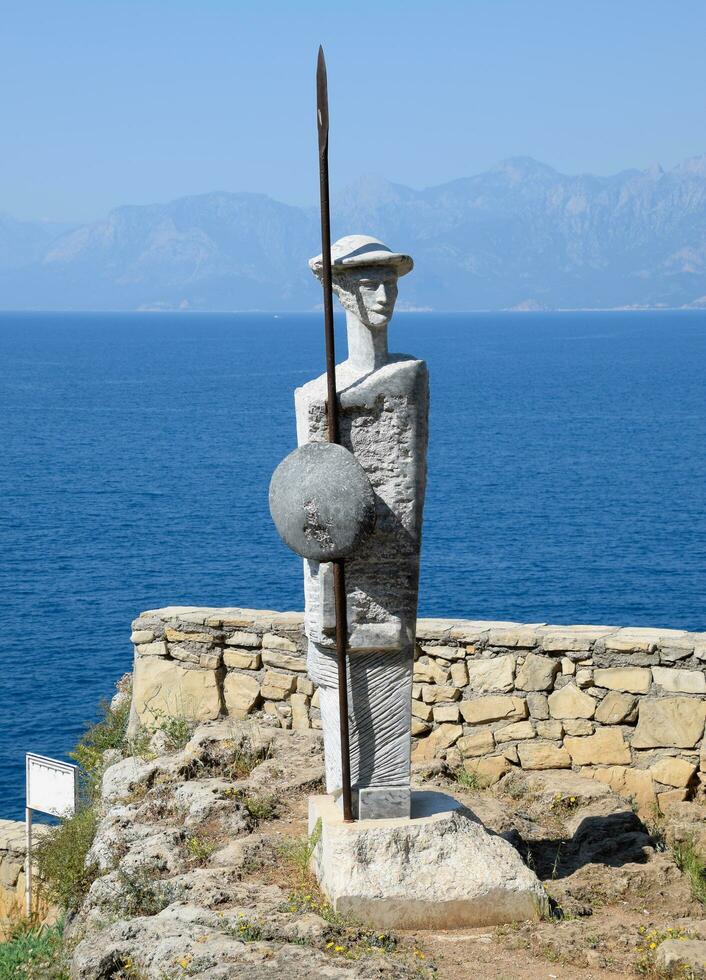 monument till ataturk försvarare. skulptur med svärd och skydda. foto