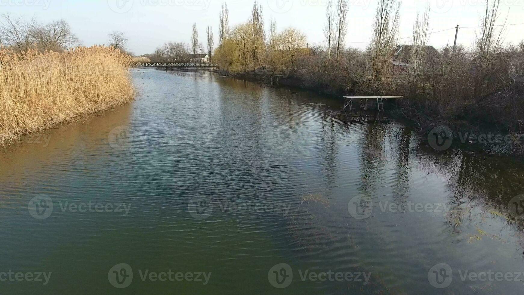 flod eric nuvarande i de by i de vår. grund flod, långsamt strömmande i de by. foto