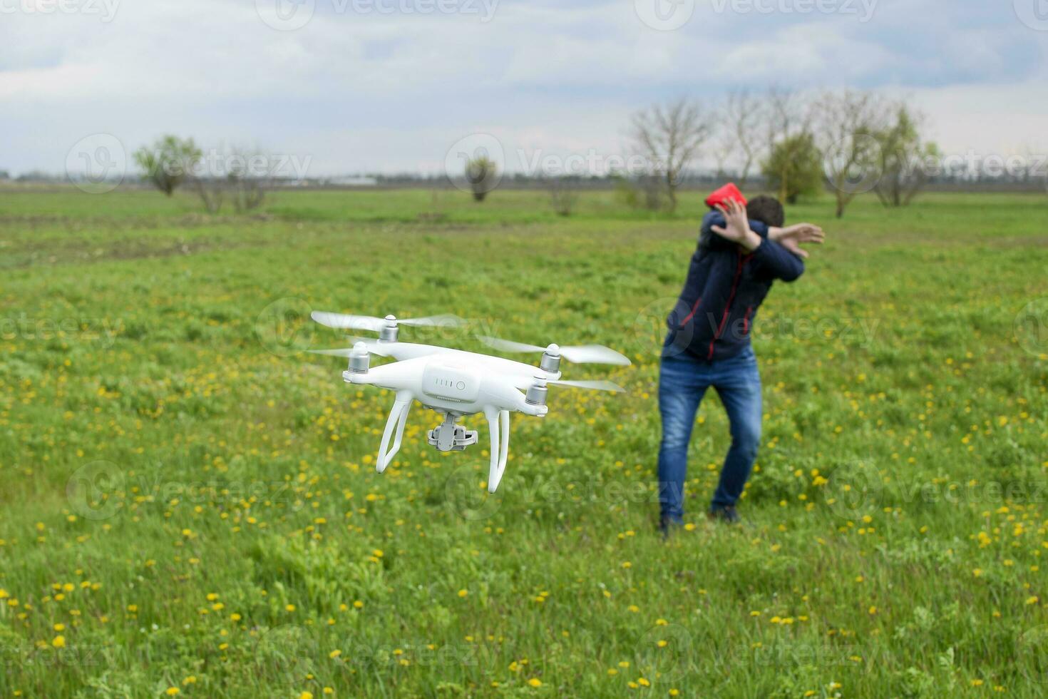 en man döljer han själv från en kollision med en Drönare. quadrocopter foto