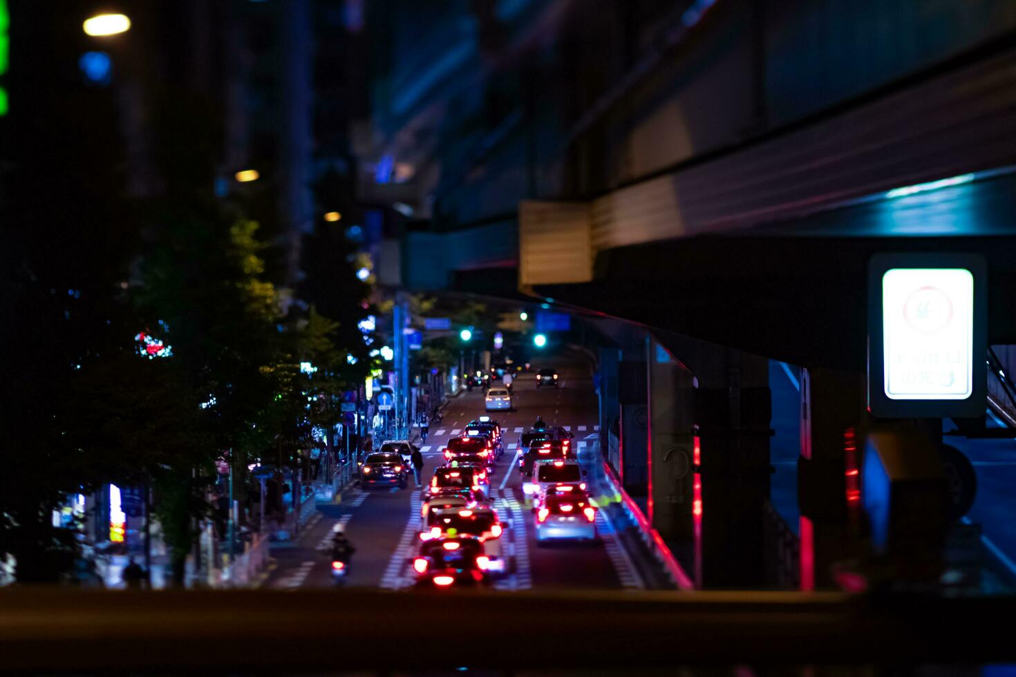 en natt miniatyr- trafik sylt på de stad gata i tokyo foto