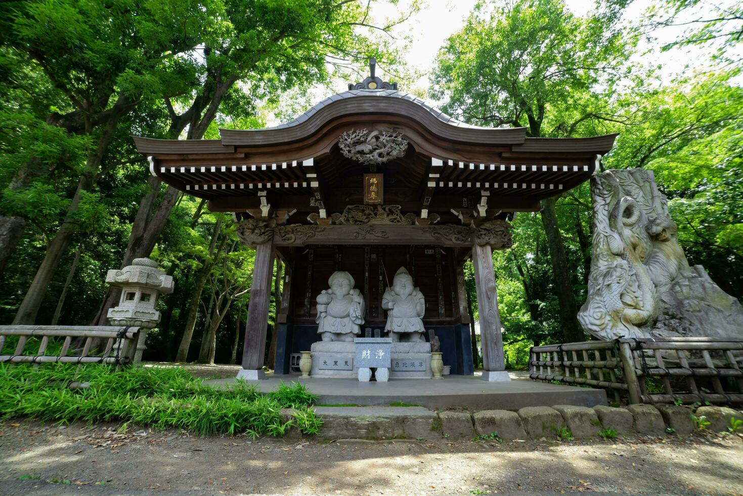 japansk väktare statyer på de traditionell gata i tokyo bred skott foto