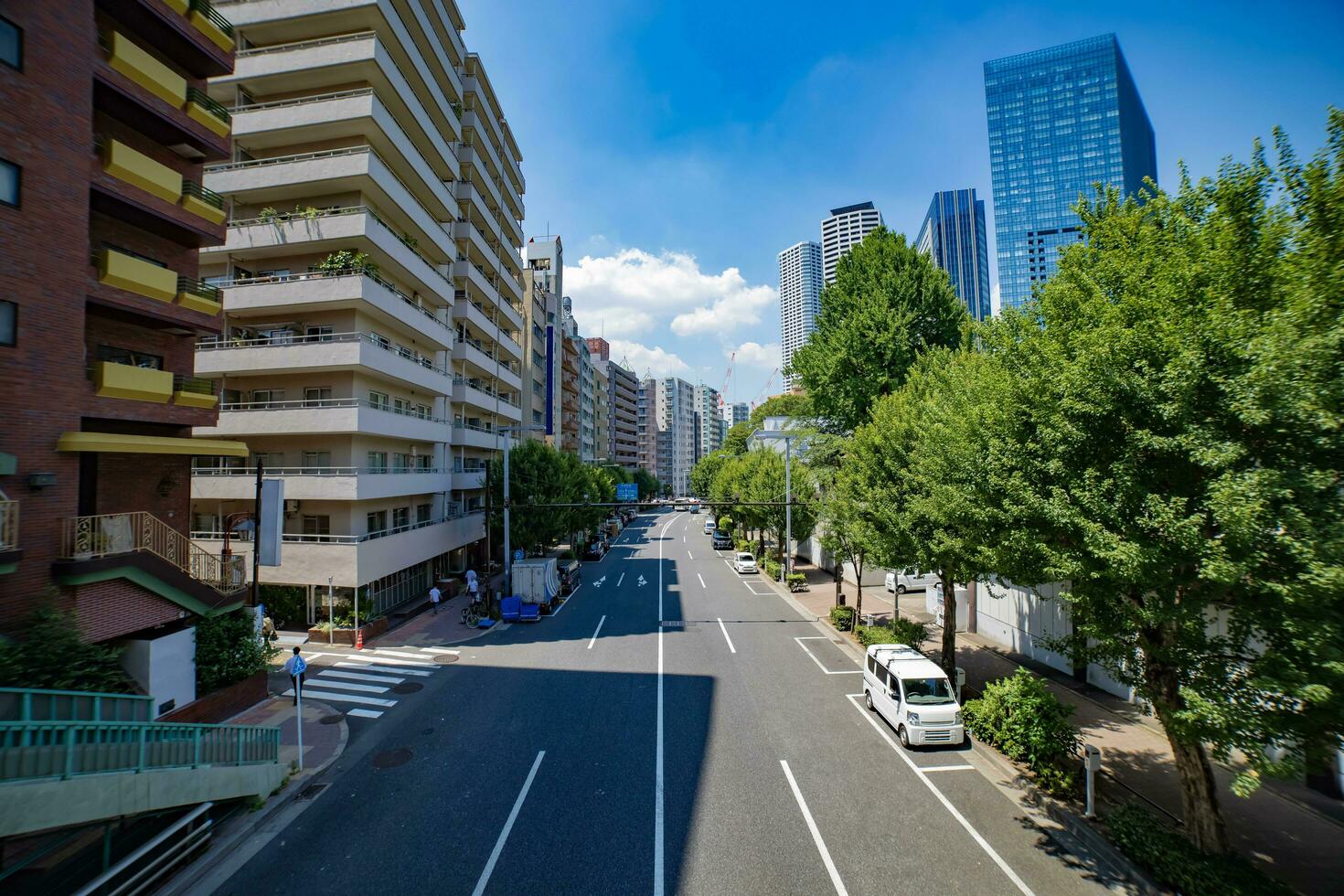 en trafik sylt på de urban gata i tokyo bred skott foto