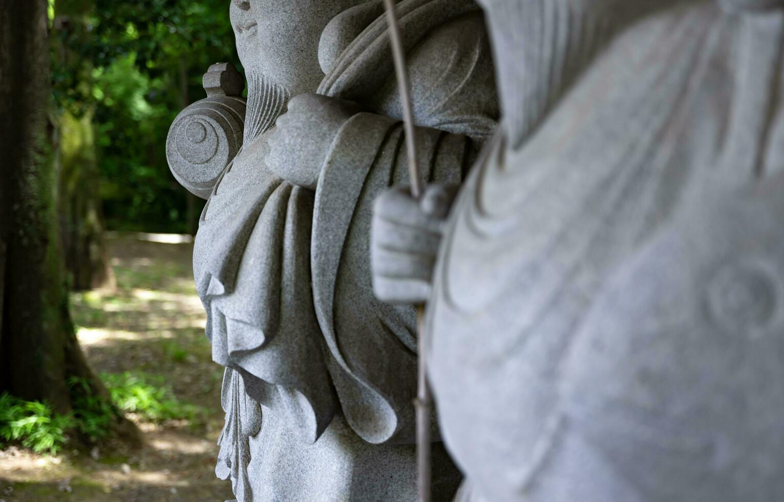 japansk väktare statyer på de traditionell gata i tokyo foto