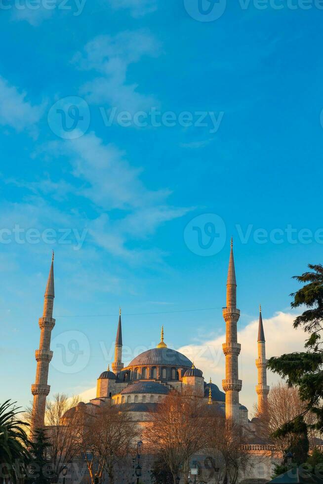 islamic vertikal Foto. sultanahmet eller blå moské på soluppgång. foto