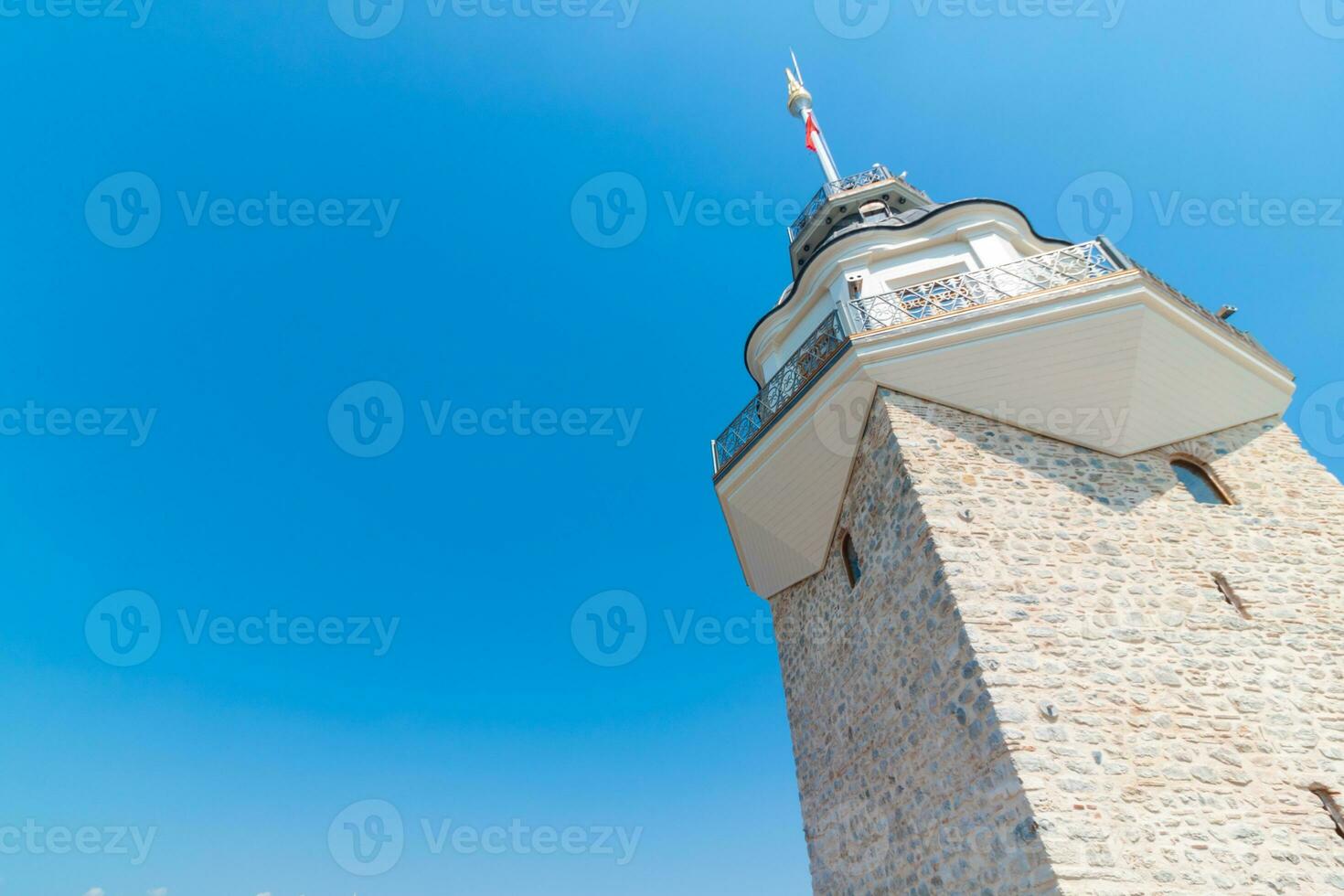 de torn av kiz kulesi eller jungfrus torn isolerat på blå himmel bakgrund foto