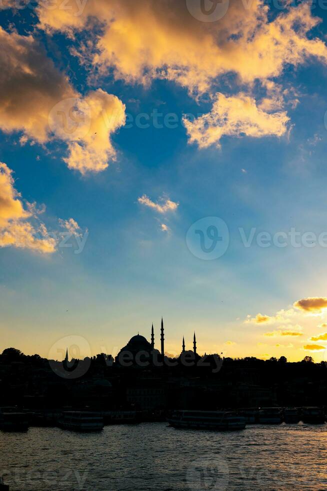 islamic Foto. silhuett av suleymaniye moské på solnedgång med molnig himmel foto