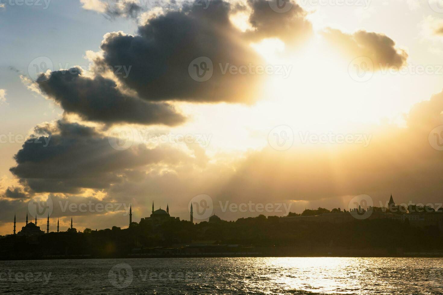 silhuett av de historisk halvö av istanbul och dramatisk moln på solnedgång foto