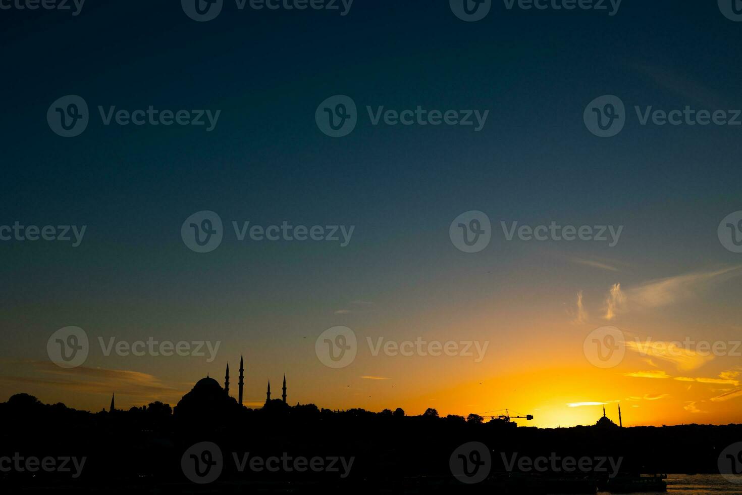 istanbul horisont på solnedgång. suleymaniye moské och fatih moské silhuett foto