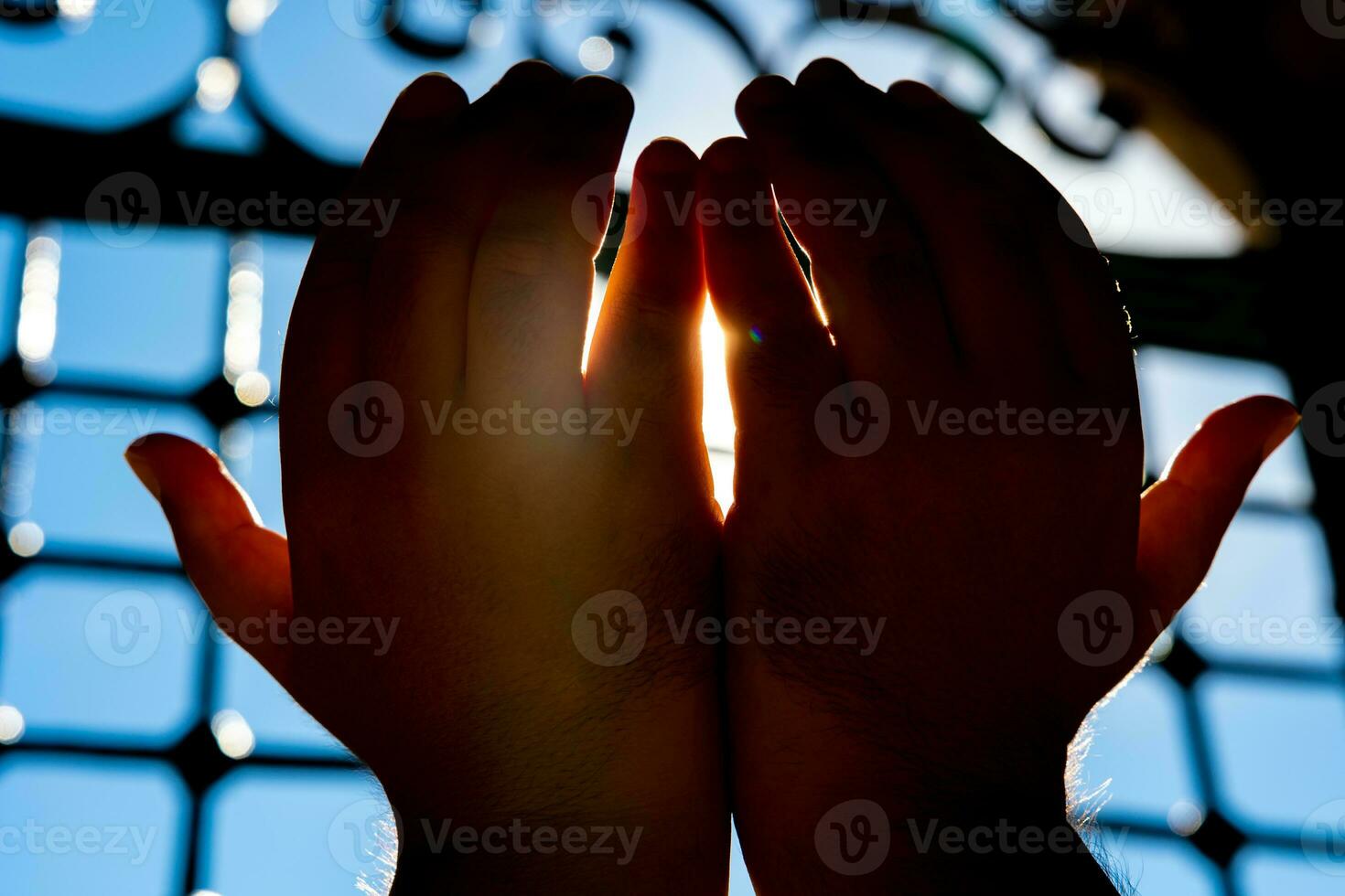 islamic Foto. muslim bön- med höjning händer. dua eller be av en muslim man. foto