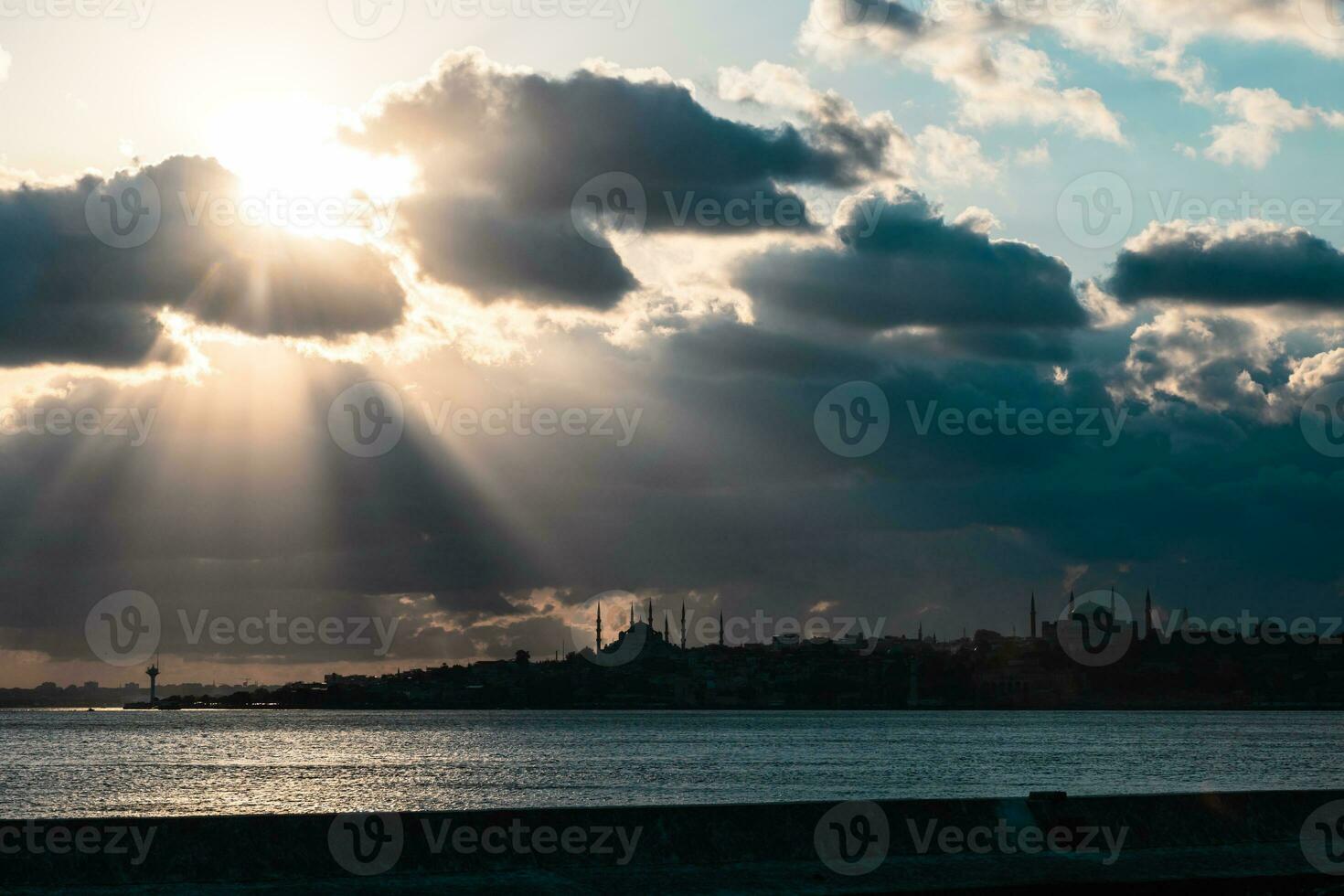 silhuett av istanbul med dramatisk moln på solnedgång foto