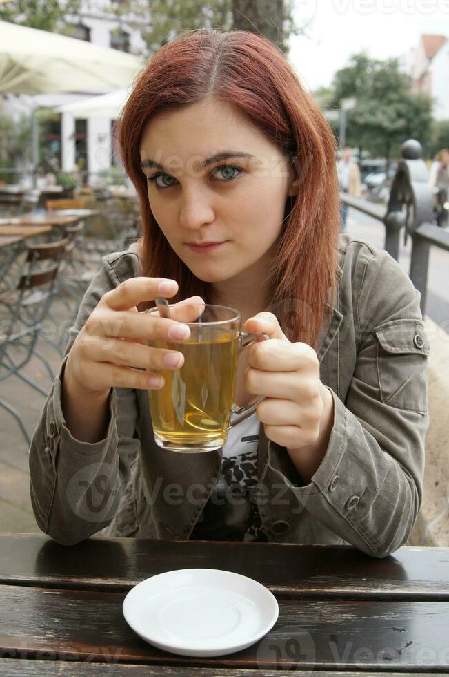 ung kvinna som dricker te foto