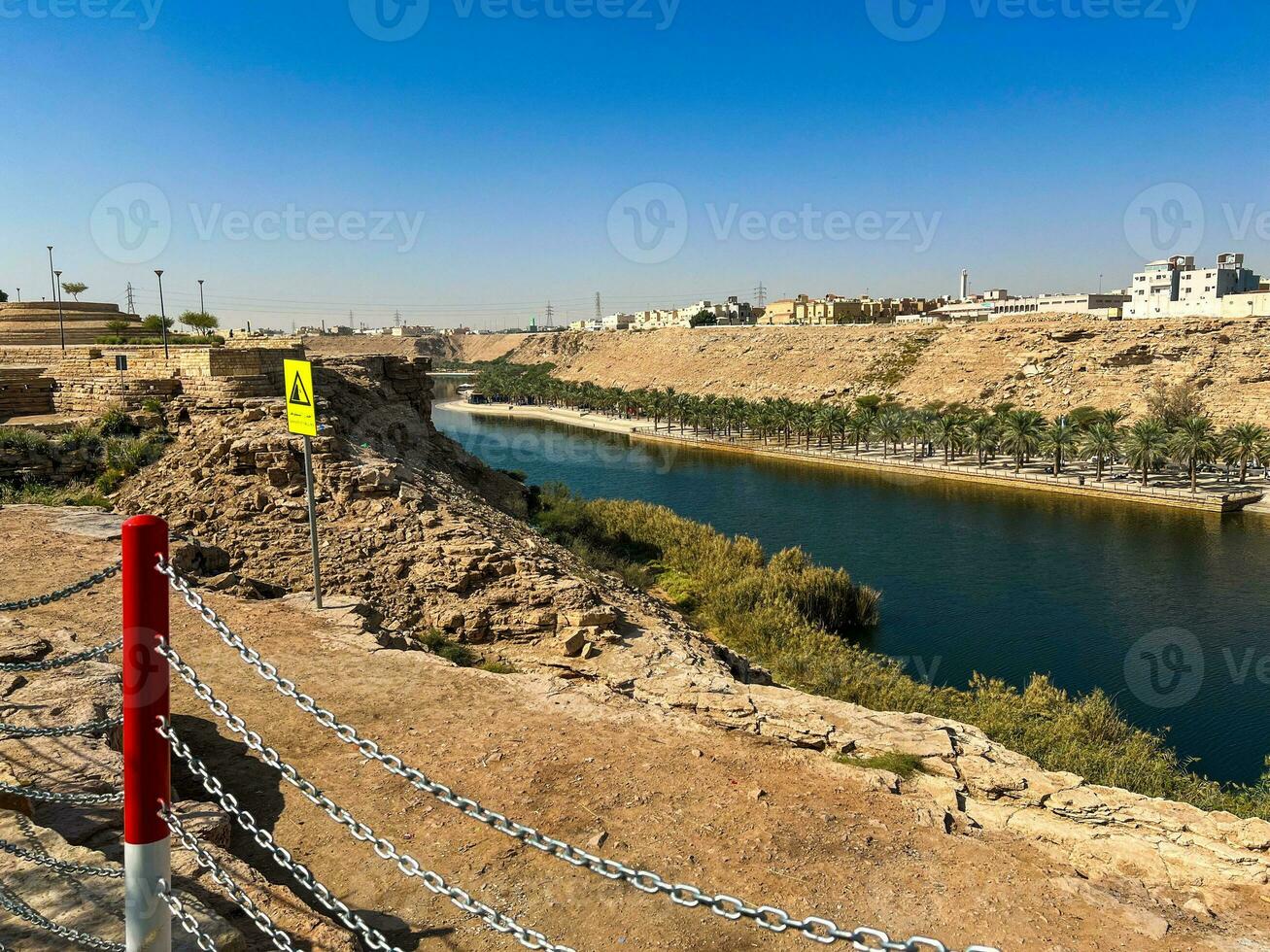 en skön dagtid se av wadi namar damm i riyadh , saudi arabien. de vatten av de damm och de omgivande kullar är presenter en skön scen i de solljus. foto