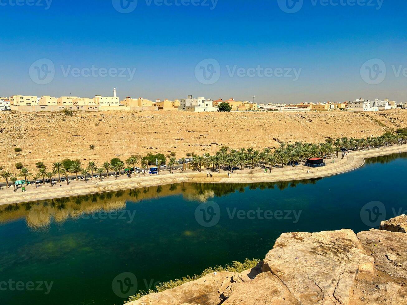 en skön dagtid se av wadi namar damm i riyadh , saudi arabien. de vatten av de damm och de omgivande kullar är presenter en skön scen i de solljus. foto