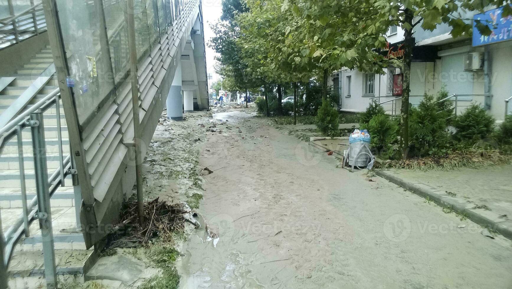 konsekvenser av de starkast skyfall i de stad av novorossiysk. upplopp av de element. lera insättningar på de gator. foto