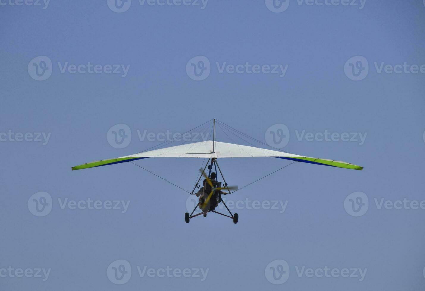 trike, flygande i de himmel med två människor foto