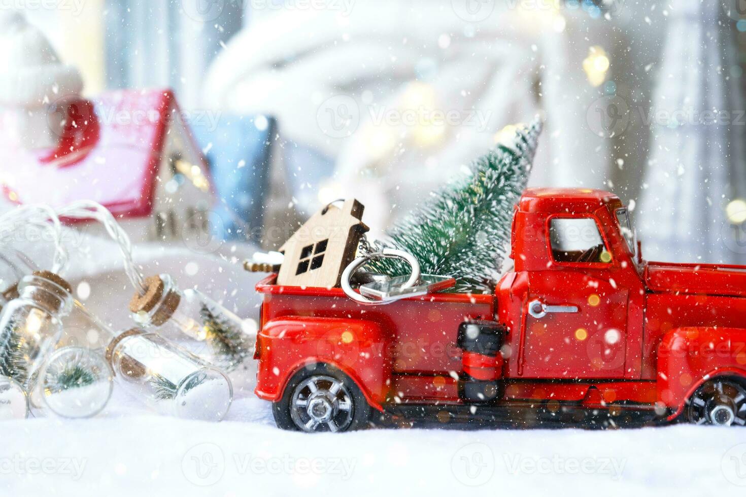 röd retro bil med en jul träd dekorerar med de hus nyckel i de plocka upp lastbil för jul. uppköp en Hem, rör på sig, inteckning, lån, verklig egendom, festlig humör, ny år foto