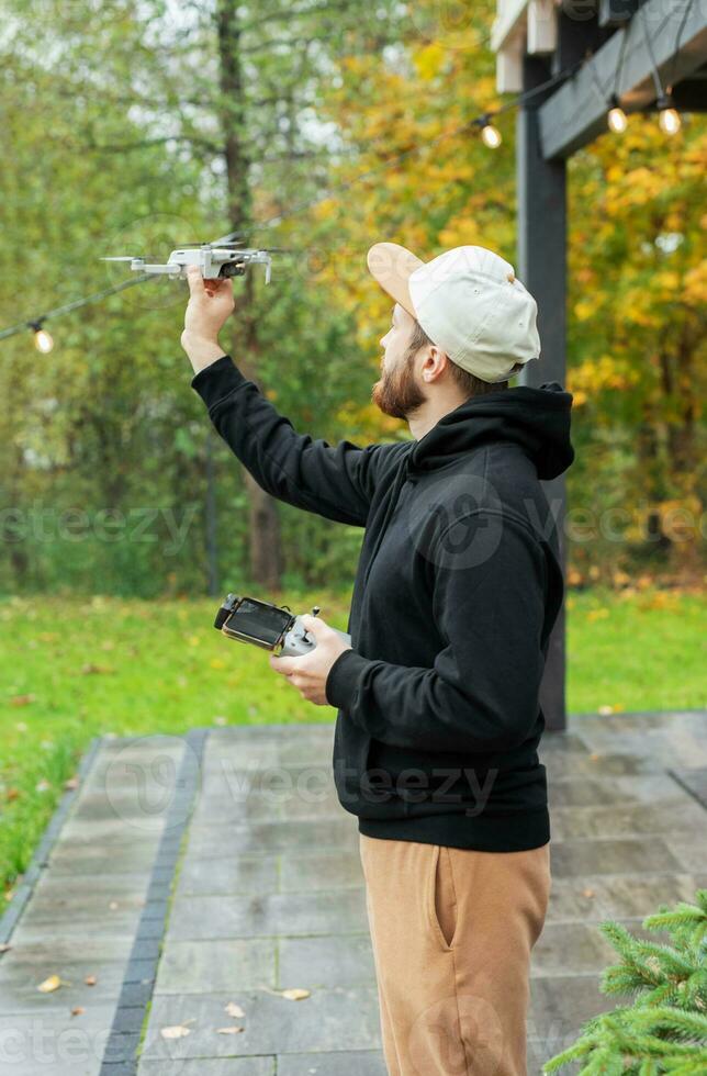 man spelar med Drönare foto