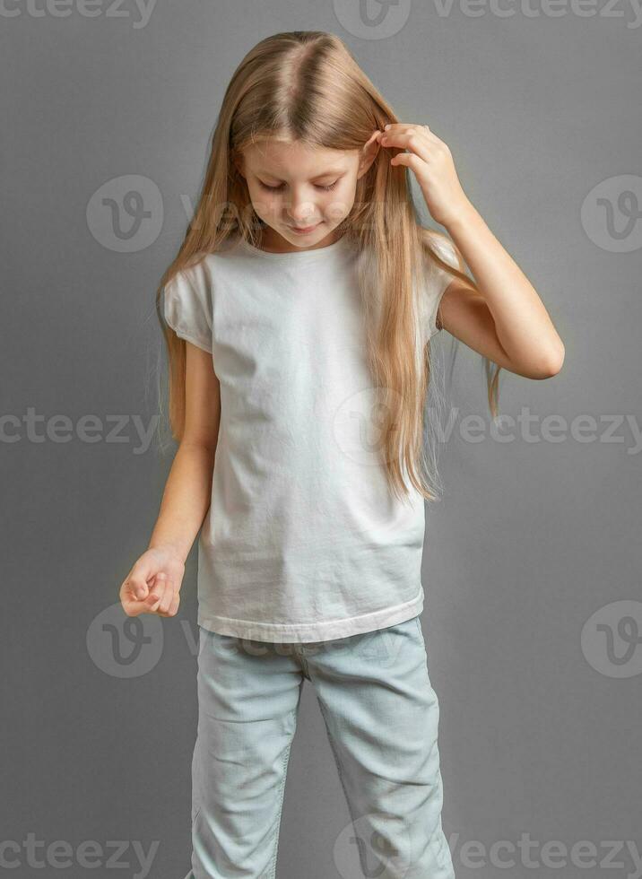 porträtt av söt liten flicka med lång ljus hår foto
