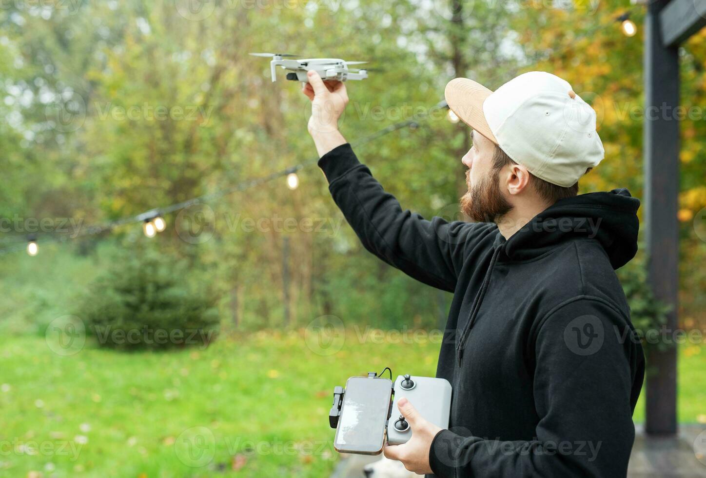 man spelar med Drönare foto