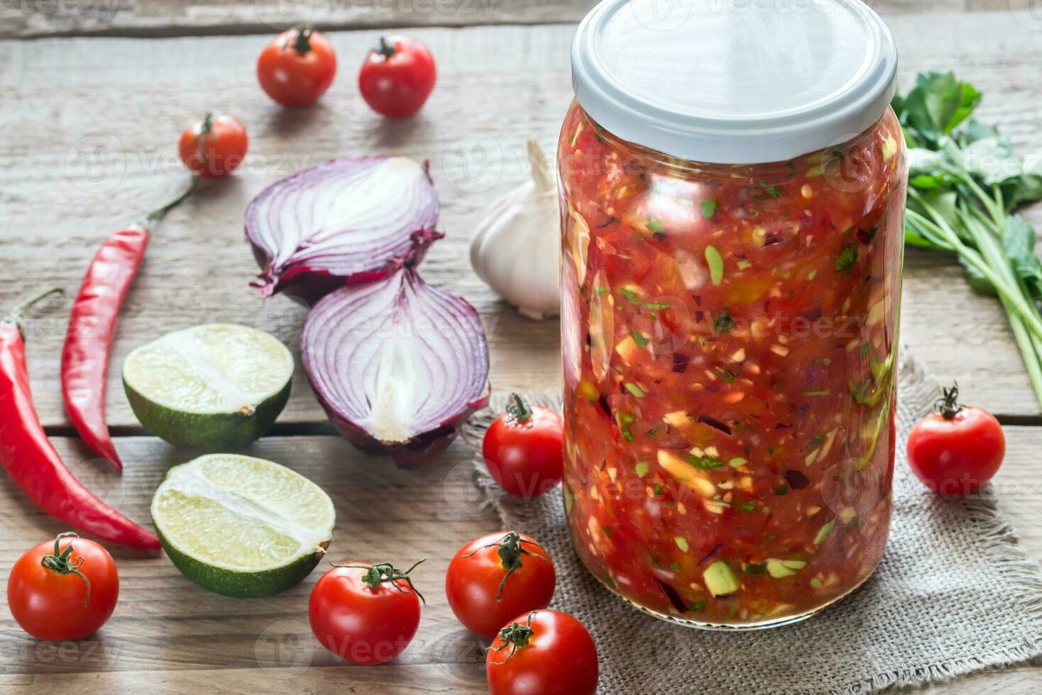 burk av salsa med Ingredienser foto